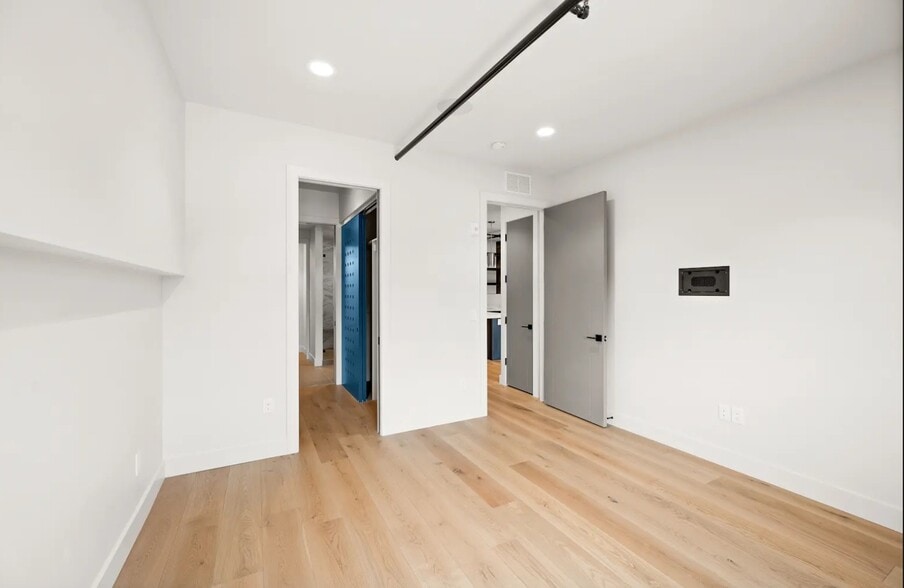 More Photos Of 4518 Forestdale Dr, Park City Office Residential For Lease