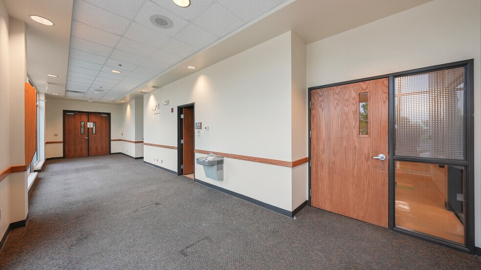 More Photos Of 2265 Bagnell Dam Blvd, Lake Ozark Office For Sale