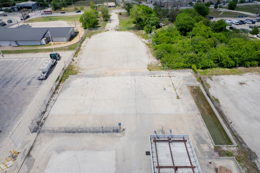 More Photos Of 4320 S Interstate 35, New Braunfels Showroom For Lease