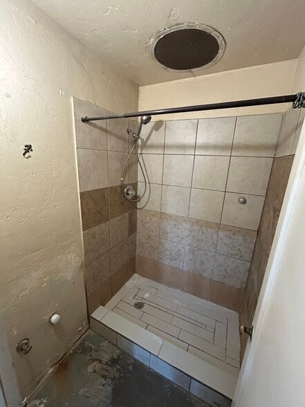 More Photos Of 227 Commission St, Salinas Showroom For Sale