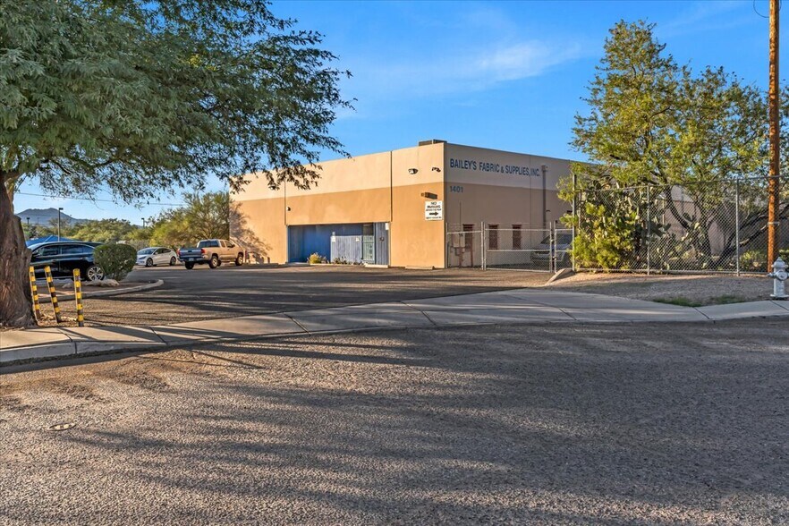 More Photos Of 1401 N Bailey Ln, Tucson Showroom For Sale
