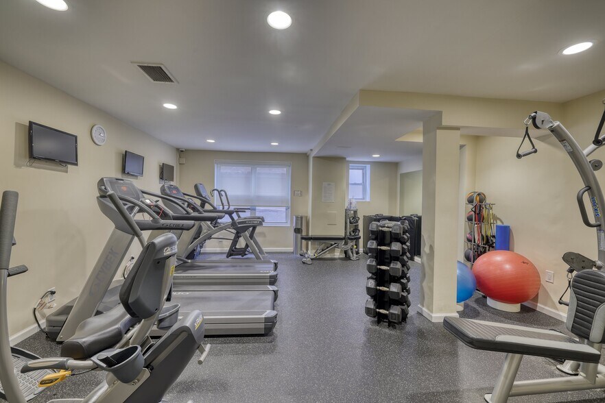 More Photos Of 10 Old Mamaroneck Rd, White Plains Office For Sale