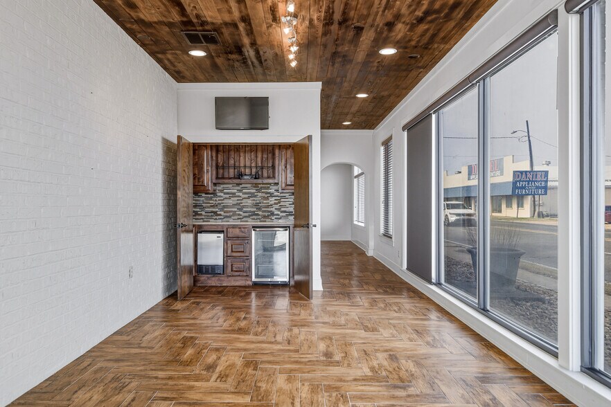 More Photos Of 1000 Louisville Ave, Monroe Office For Sale