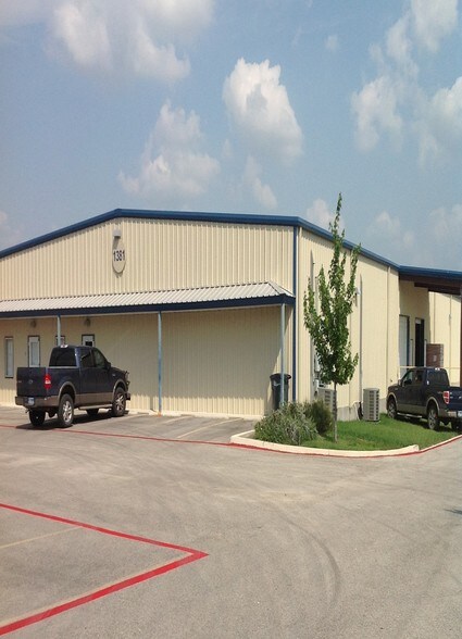 More Photos Of 1381 Wald Rd, New Braunfels Showroom For Lease