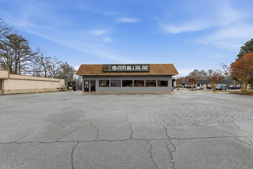 More Photos Of 575 N Glynn St, Fayetteville Freestanding For Sale