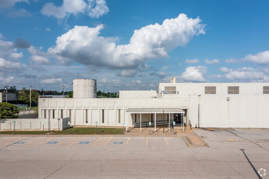 More Photos Of 5400-5400 NW 5th St, Oklahoma City Manufacturing For Lease