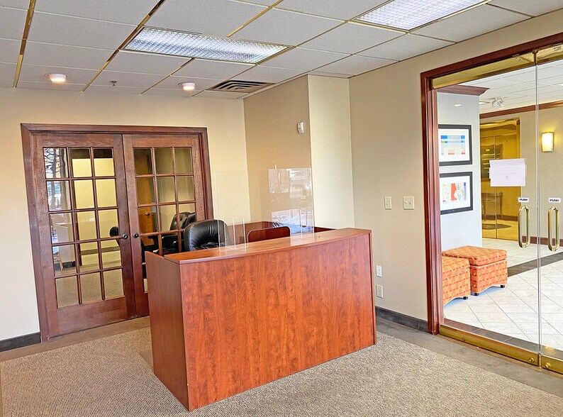 More Photos Of 300 E Main St, Lexington Office For Sale