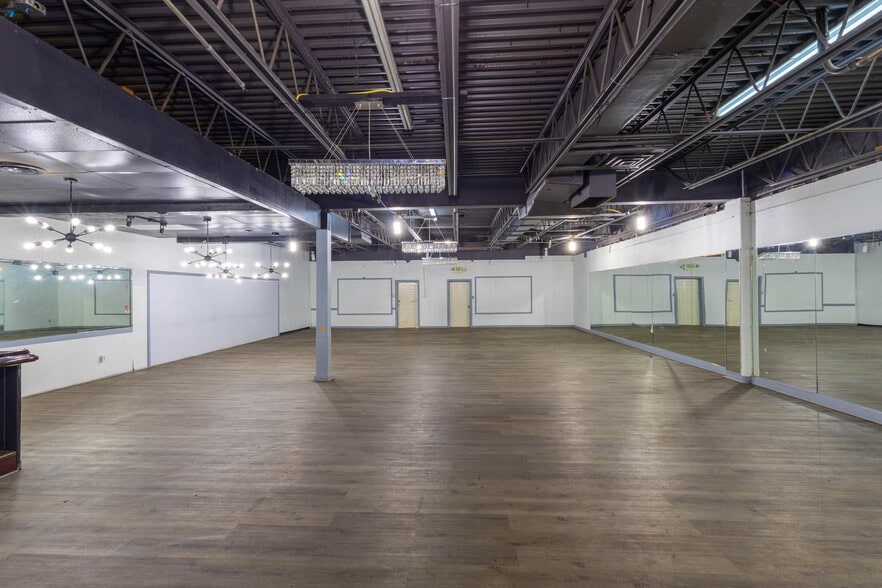 More Photos Of 3937-4050 N High School Rd, Indianapolis Freestanding For Sale