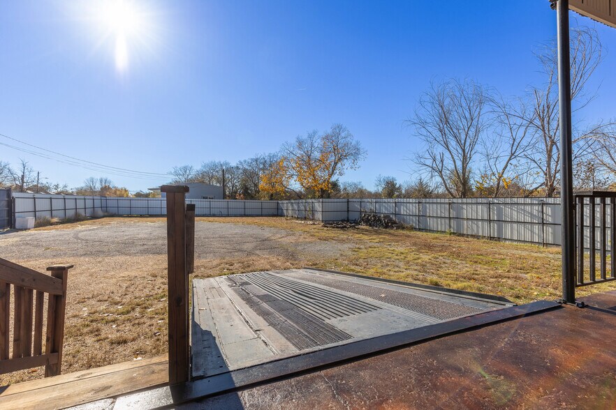More Photos Of 1024 S First St, Sherman Warehouse For Lease