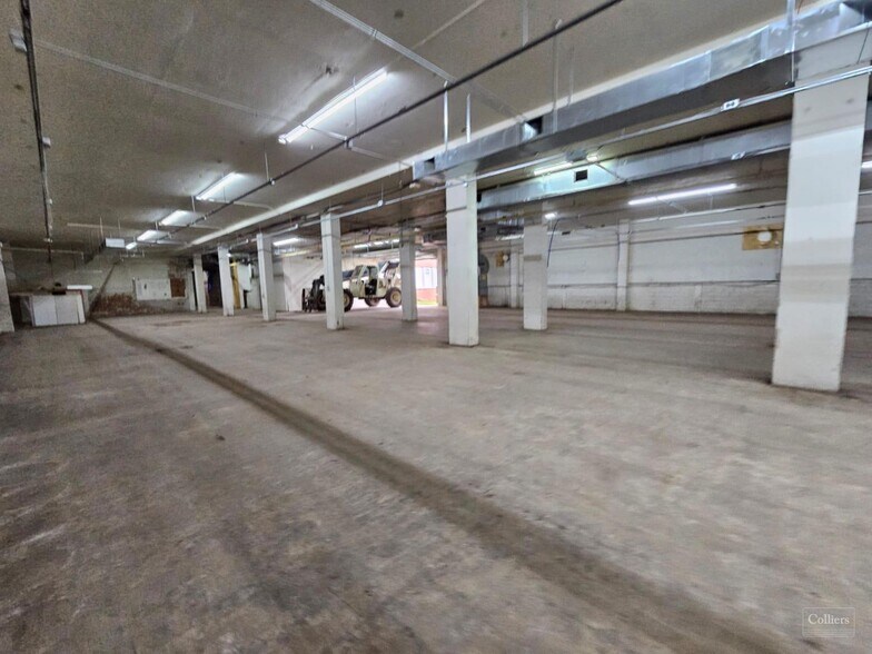More Photos Of 36 Winnipeg Rd, Clinton Warehouse For Lease