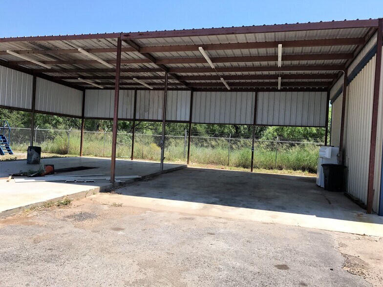 More Photos Of 211 Fm 1581, Pearsall Warehouse For Lease