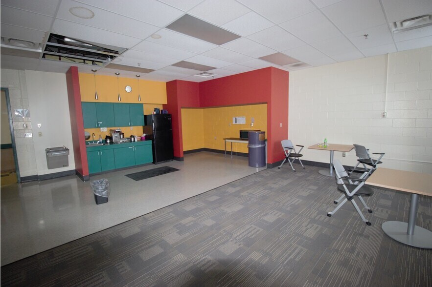 More Photos Of 77 Ridgeland Rd, Rochester Research And Development For Sale