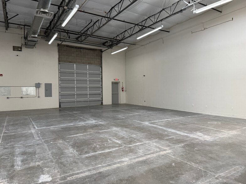 More Photos Of 13343 W Foxfire Dr, Surprise Showroom For Lease