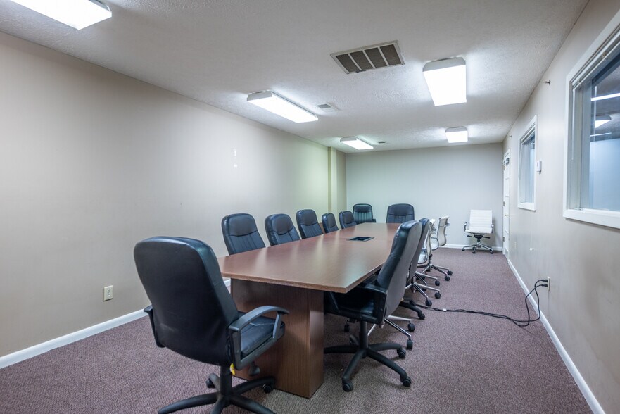 More Photos Of 1006 Lynn Ln, Starkville Flex For Lease