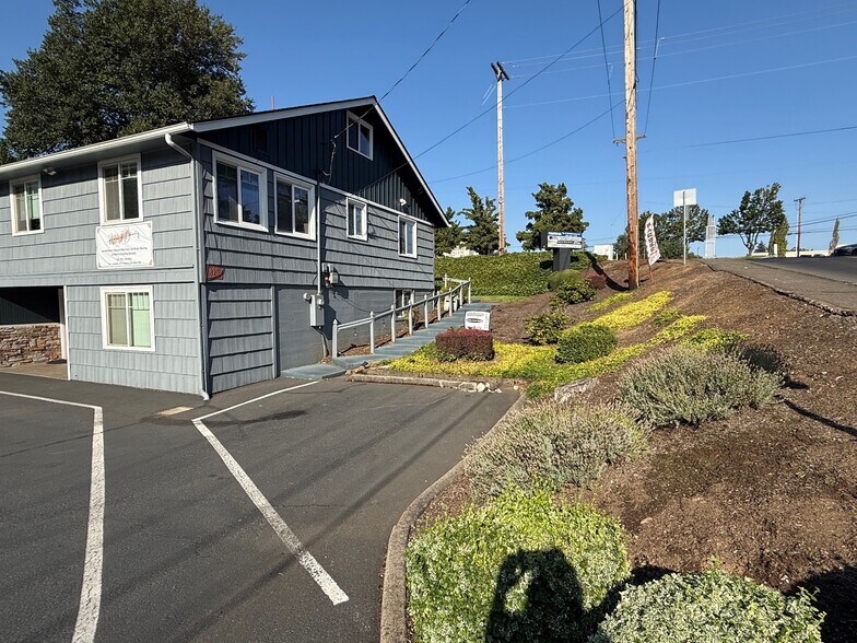 More Photos Of 875 Idylwood Dr SE, Salem Office For Sale