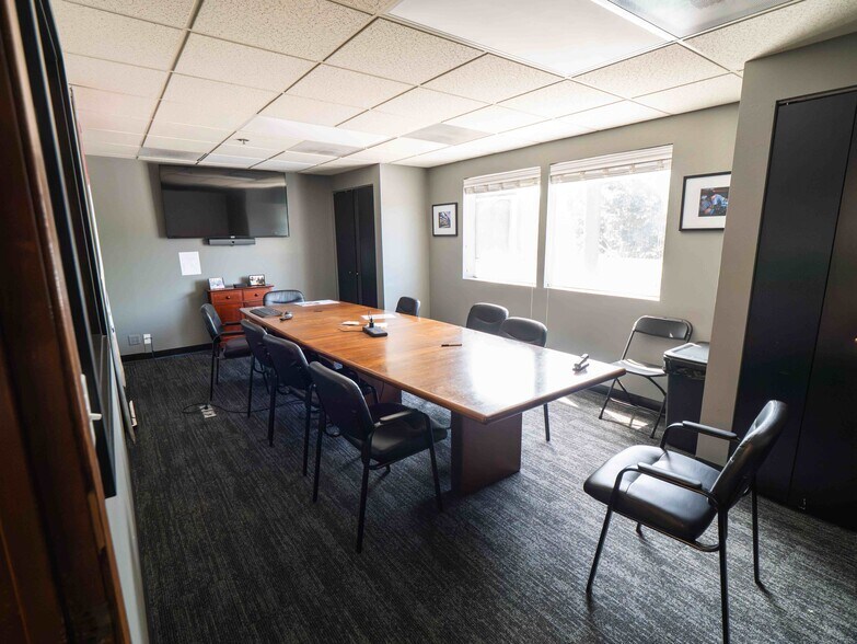 More Photos Of 1075 Arrowsmith St, Eugene Light Distribution For Lease