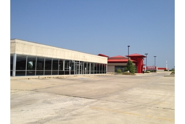 More Photos Of 1427 N Country Club Rd, Ada Freestanding For Sale