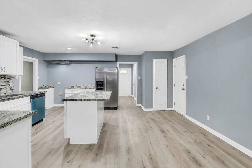 More Photos Of 5722 W 43rd St, Houston Specialty For Sale