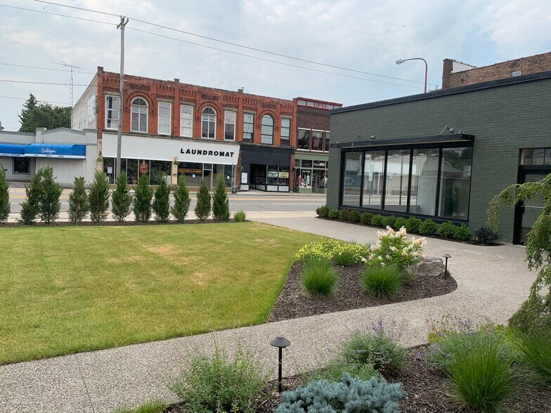 More Photos Of 804 W Main St, Owosso General Retail For Lease