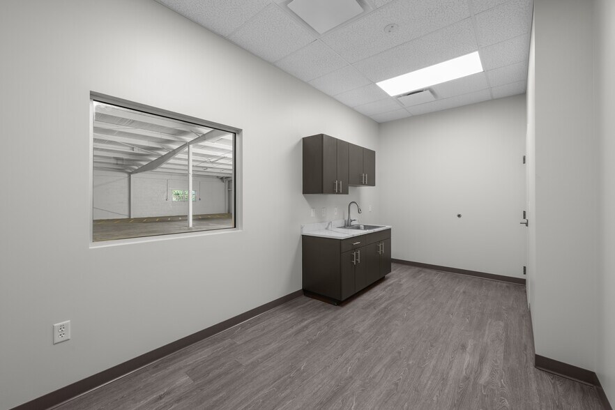 More Photos Of 5007 S Westshore Blvd, Tampa Warehouse For Lease