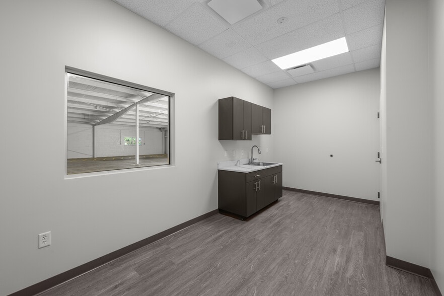 More Photos Of 5007 S Westshore Blvd, Tampa Warehouse For Sale