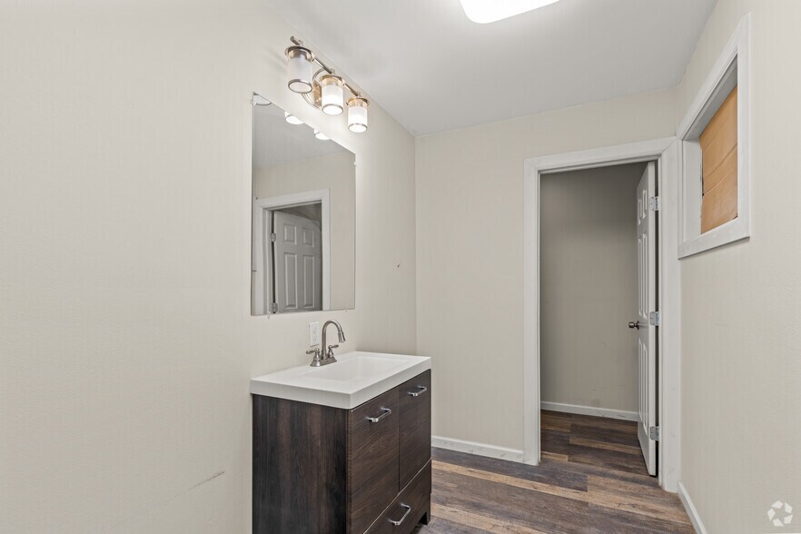 More Photos Of 2419 W Murphy St, Odessa Truck Terminal For Sale