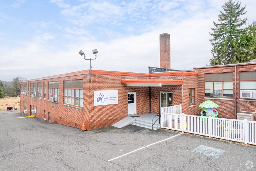 Primary Photo Of 3000 Main St, Green Lane Daycare Center For Lease