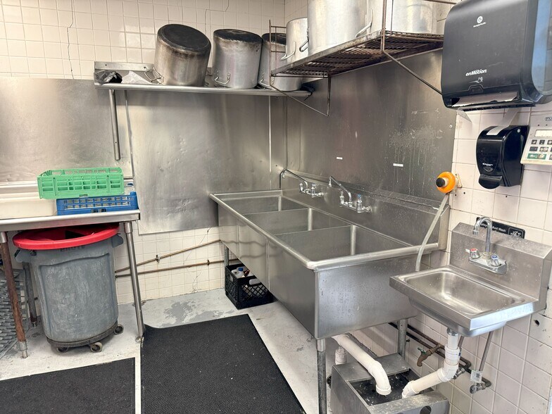 More Photos Of 1403 N Navarro St, Victoria Restaurant For Sale