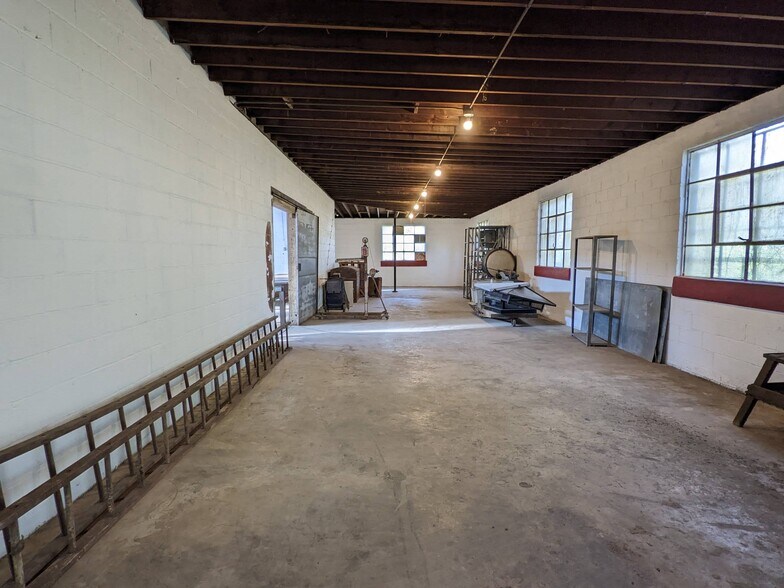 More Photos Of 2706 W 11th St, Little Rock Light Manufacturing For Sale