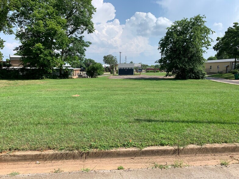 More Photos Of 919 W Debard St, Palestine Land For Sale