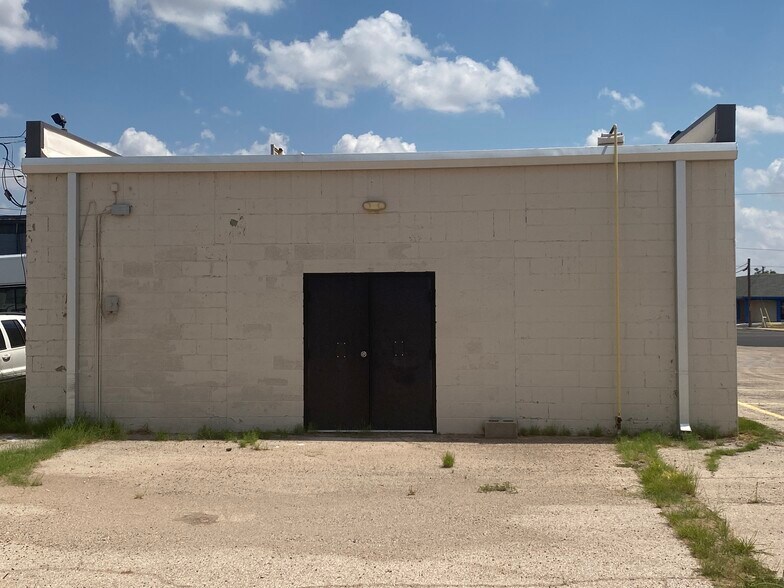 More Photos Of 2031 Andrews Hwy, Odessa General Retail For Lease