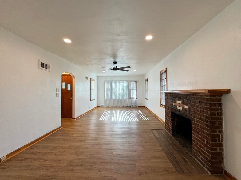 More Photos Of 1806 E Main St, Waukesha Office For Sale
