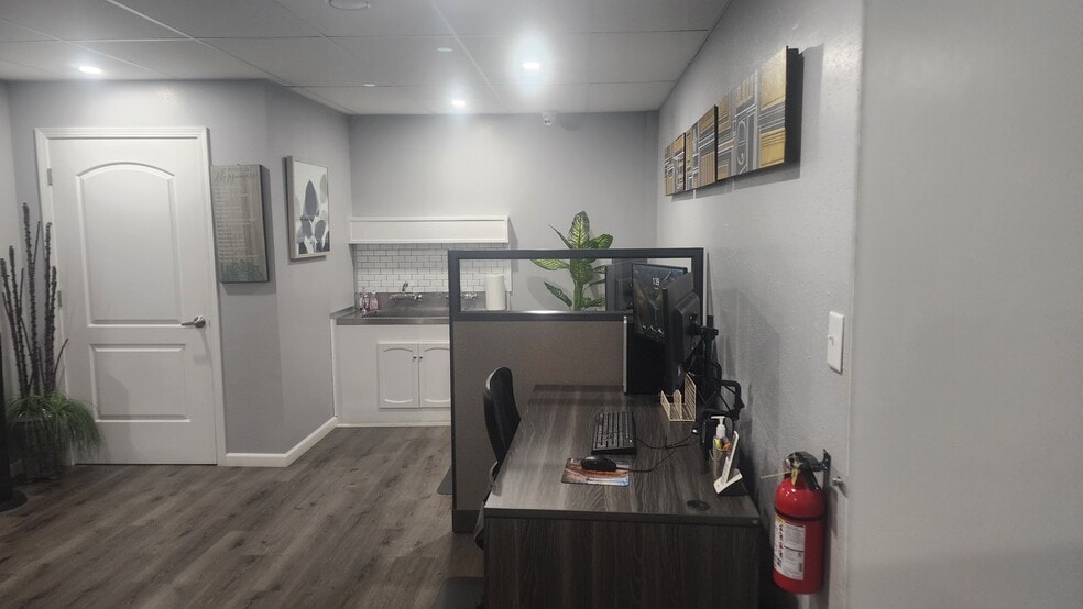 More Photos Of 1525 E Army Post Rd, Des Moines Auto Repair For Lease
