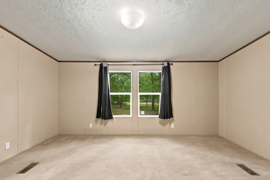 More Photos Of 7362 Washington Ave, Montgomery Flex For Sale
