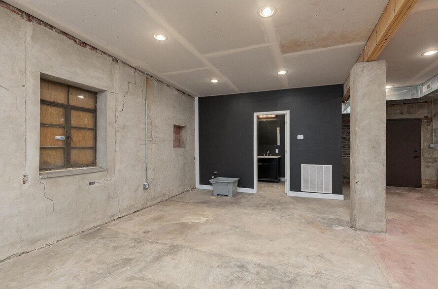 More Photos Of 1302 E Blaine St, Springfield Flex For Lease