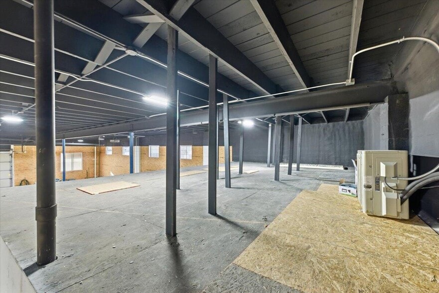 More Photos Of 724 Creek Top St, Council Bluffs Warehouse For Lease