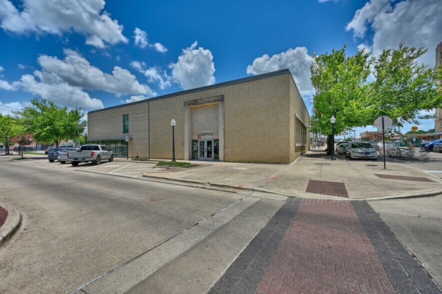 More Photos Of 301 N Main St, Bryan Office For Lease