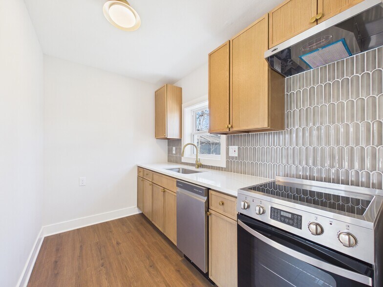 More Photos Of 6310 Ash Ave, Raytown Freestanding For Lease