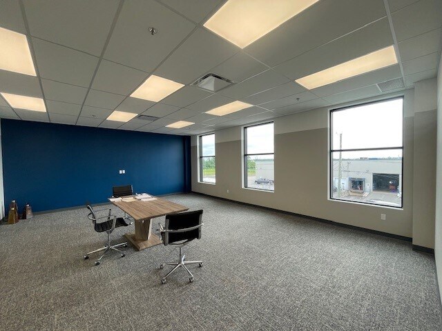 More Photos Of 3300 Av De La Gare, Mascouche Distribution For Lease