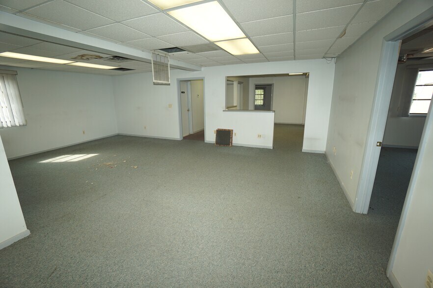 More Photos Of 924 N Wood Ave, Linden Medical For Lease