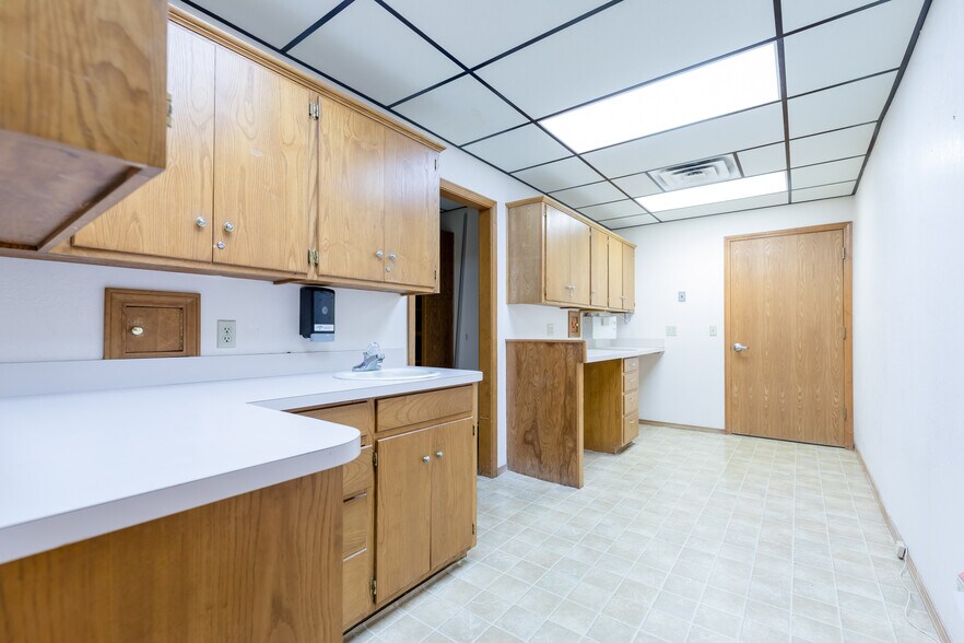 More Photos Of 1415 Watts St, Sayre Healthcare For Sale
