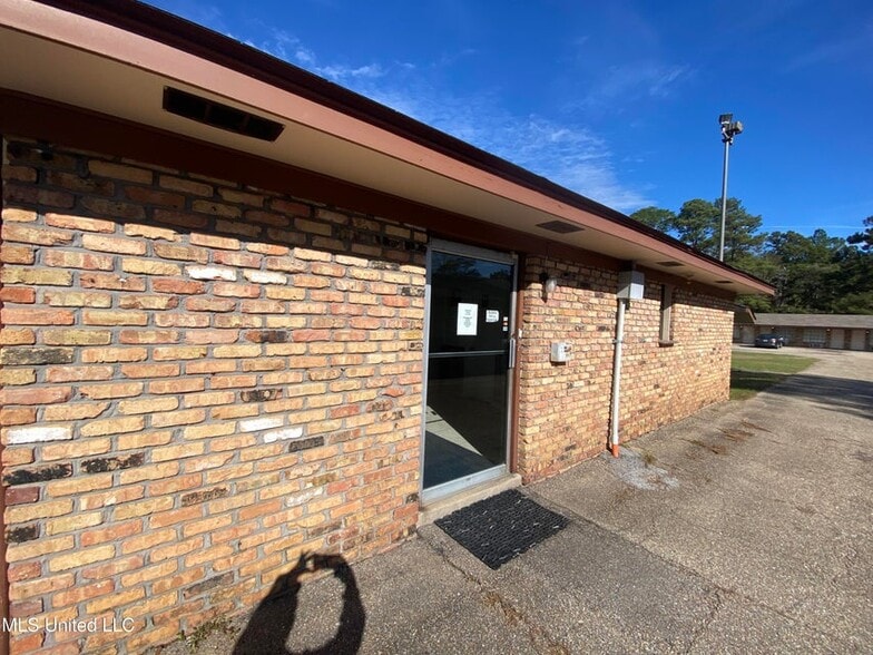 More Photos Of 404 Frontage Dr E, Wiggins Hotel For Sale