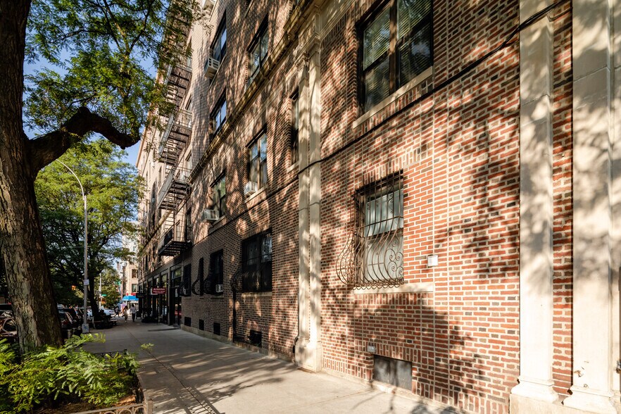 More Photos Of 225 Eastern Pky, Brooklyn Apartments For Lease