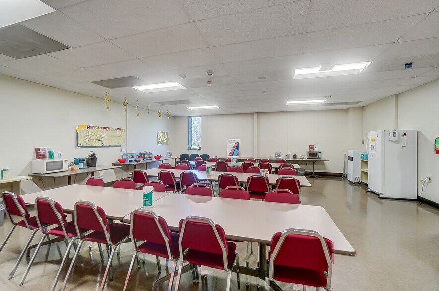 More Photos Of 2025 E 4th St, Lima Light Manufacturing For Lease