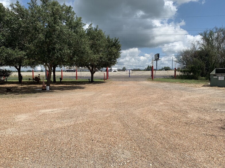 Primary Photo Of 4329 SE I 10 Frontage Rd, Sealy Trailer Camper Park For Sale