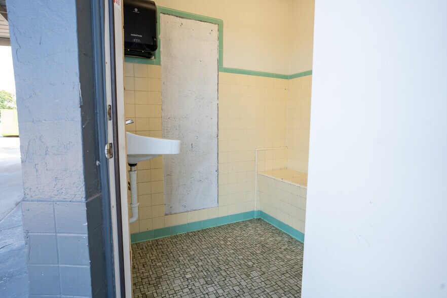 More Photos Of 1802 E Commerce St, San Antonio Auto Repair For Lease