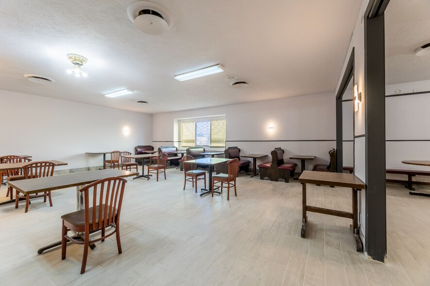 More Photos Of 1200 W Cameron Ave, Rockdale Hotel For Sale
