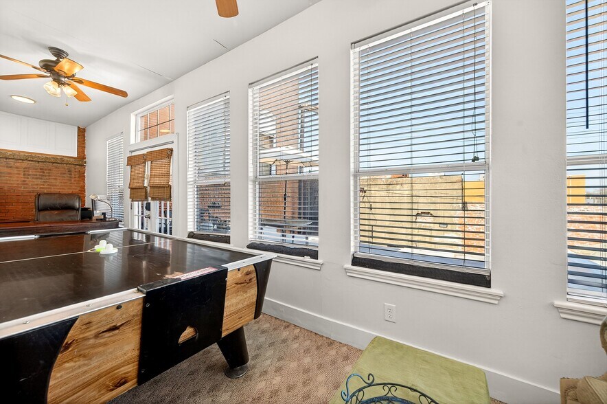 More Photos Of 205-207 E Houston St, Sherman Storefront Retail Residential For Sale