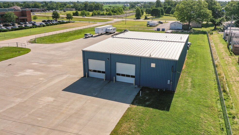 More Photos Of 300 Rou des Chateaux, Bethalto Parking Garage For Sale