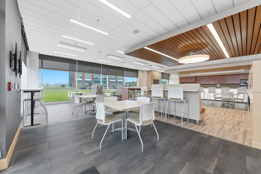 More Photos Of 423 Fortress Blvd, Morgantown Office For Sale
